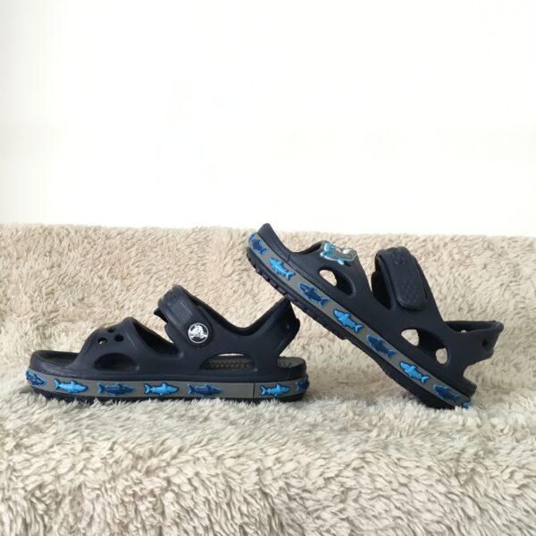 Crocs FunLab Shark Band รองเท้าแตะเด็กผู้ชาย