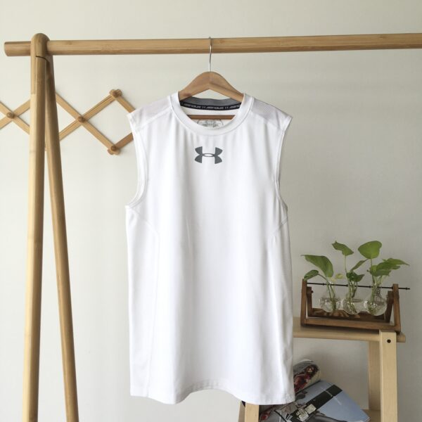 White sleeveless sports shirt เสื้อกีฬาแขนกุดสีขาว