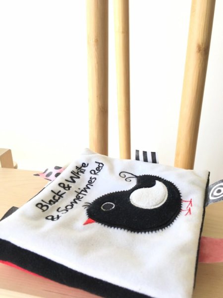 Black &amp; White &amp; Conetines Red หนังสือผ้า